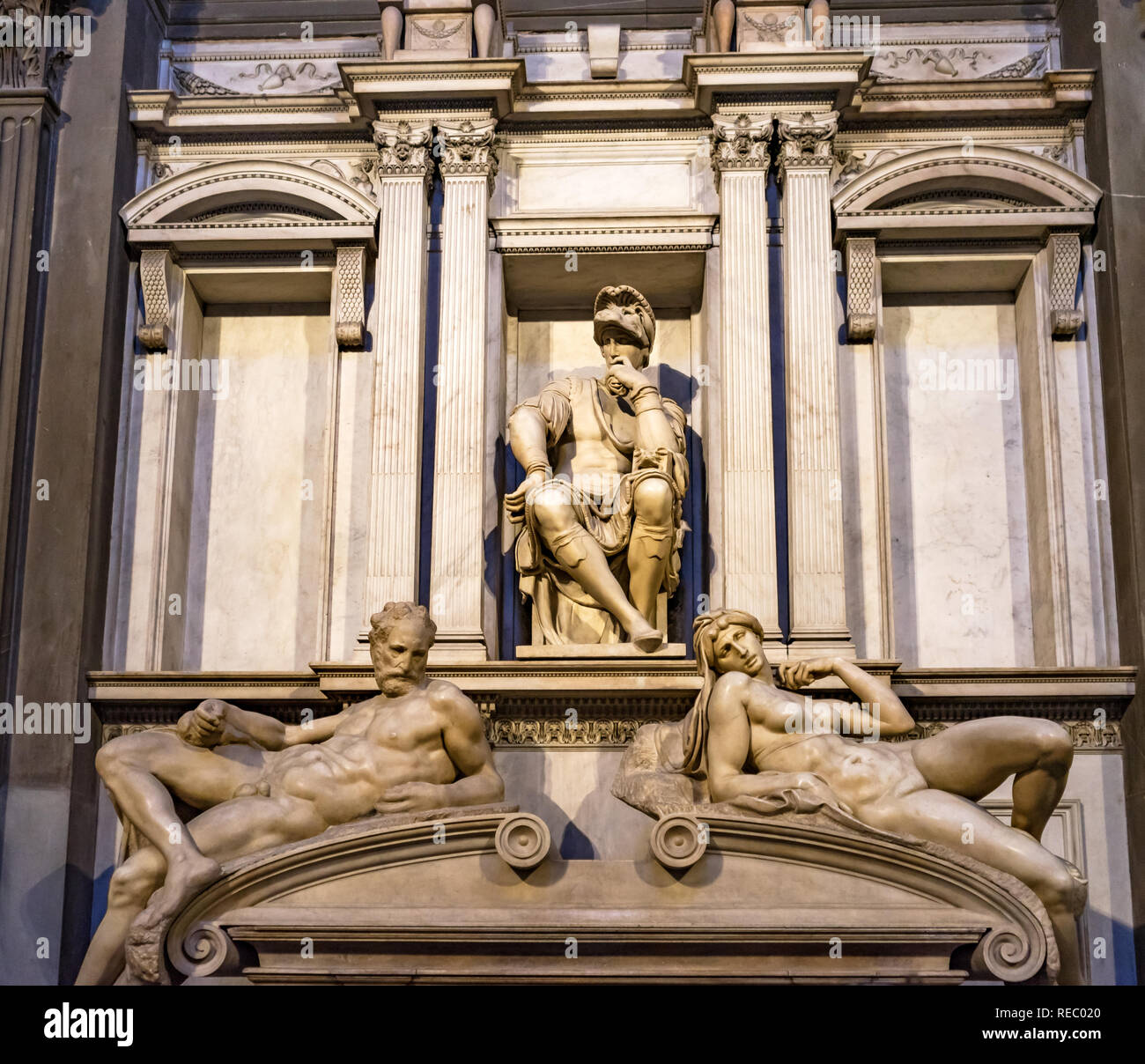 Des statues de Michel-ange 1520 le crépuscule et l'aube chapelle des Médicis de l'église San Lorenzo Medici Florence Toscane Italie. L'église de la famille Médicis Banque D'Images