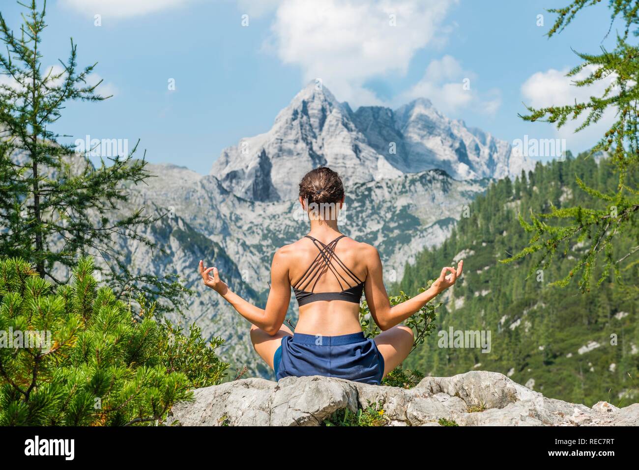 Jeune femme méditant, vue de Watzmann et paysage de montagne, le parc national de Berchtesgaden, Berchtesgadener Land Banque D'Images