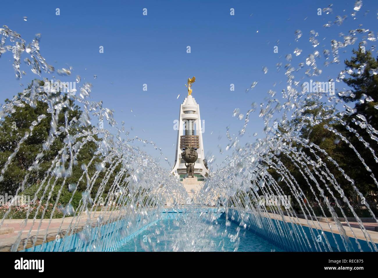 Arc de la neutralité et le monument au séisme, Ashgabat, Turkménistan Banque D'Images