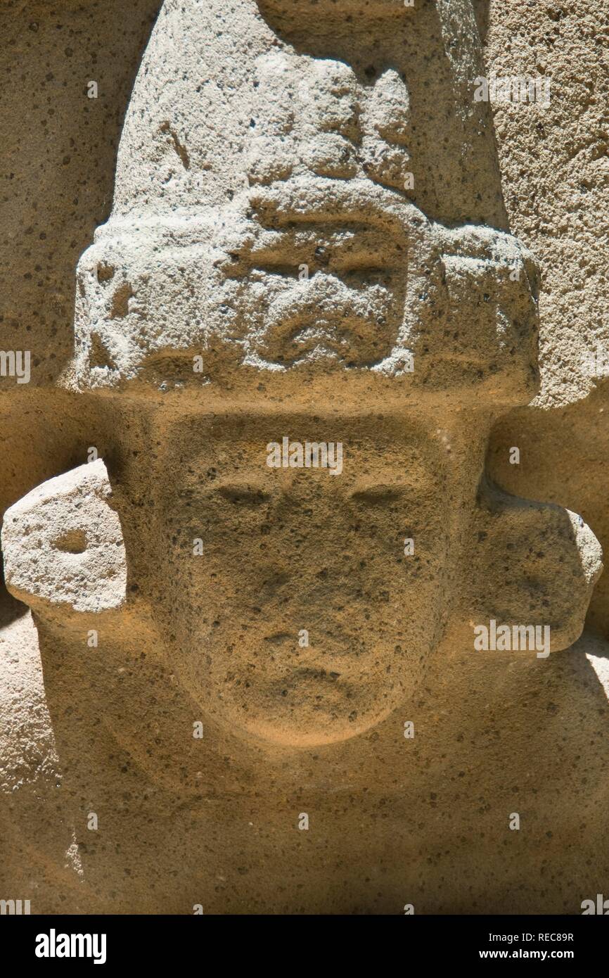 Autel de l'enfant, tête de pierre géant Olmèque et la sculpture, parc Musée La Venta, Villahermosa, Yucatan, Mexique Banque D'Images