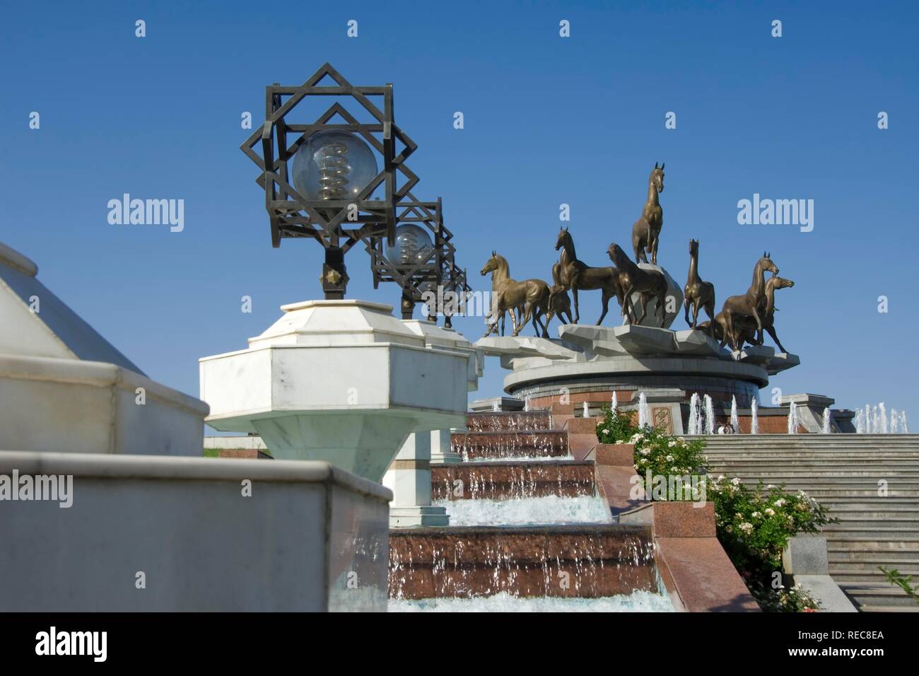 Monument du 10e anniversaire de l'indépendance et de chevaux Akhal-teke fontaine, Ashgabat, Turkménistan Banque D'Images