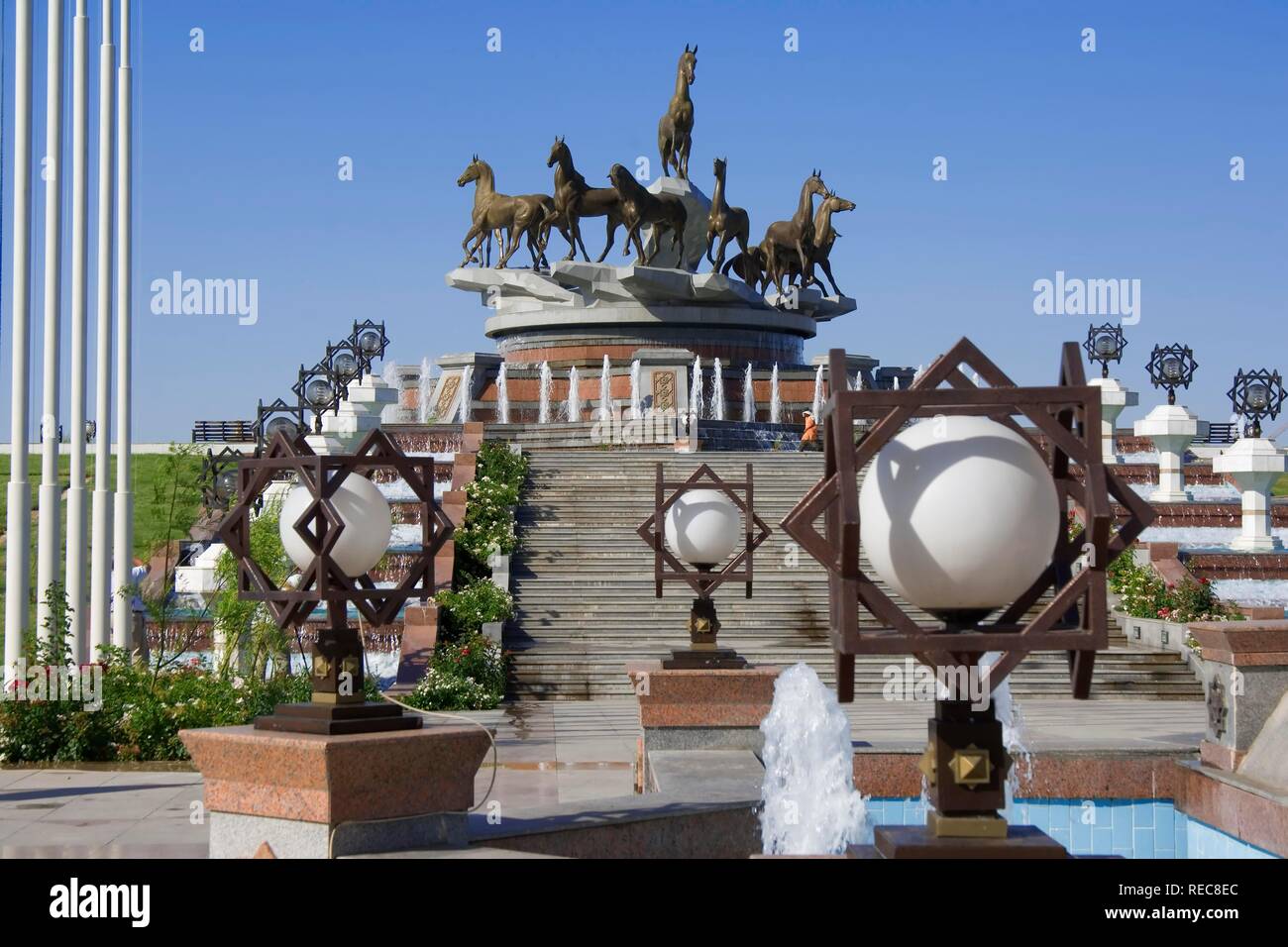 Monument du 10e anniversaire de l'indépendance et de chevaux Akhal-teke fontaine, Ashgabat, Turkménistan Banque D'Images