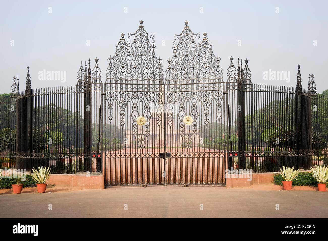 Porte en fer forgé, le Palais Présidentiel Rashtrapati Bhavan, Delhi, Inde Banque D'Images