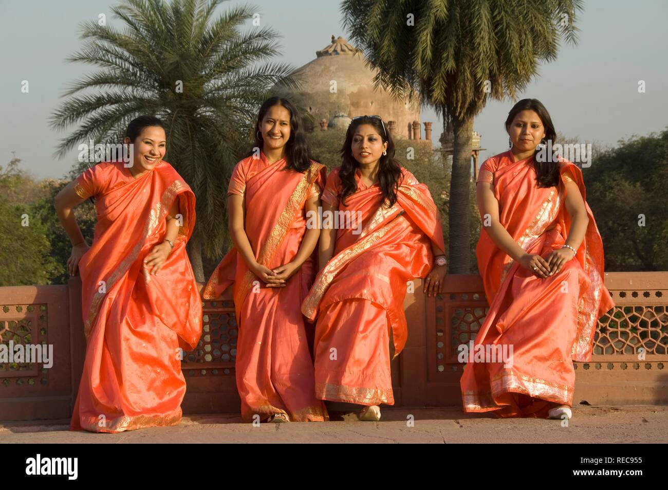 Les jeunes femmes indiennes à la Tombe de Humayun, Delhi, Inde Banque D'Images