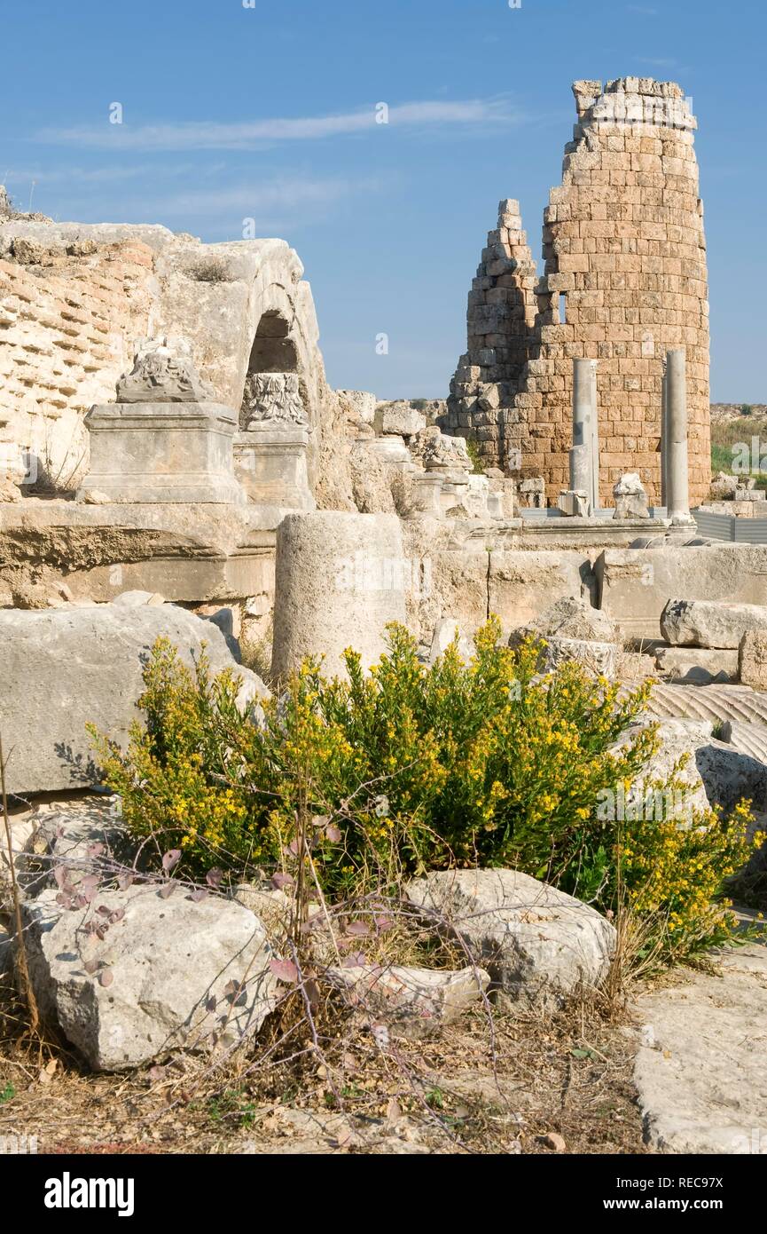 Entrée de la Roman thermae, porte hellénistique au dos, Perga, Antalya, Turquie Banque D'Images