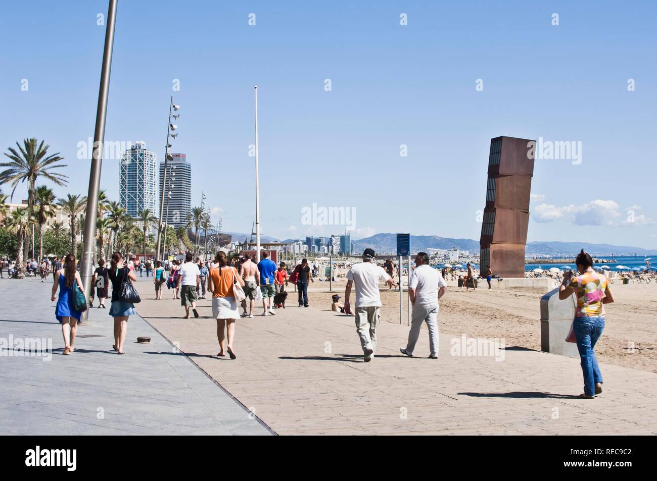 Les gens sur la plage de San Sebastia, Barcelone, Catalogne, Espagne, Europe Banque D'Images