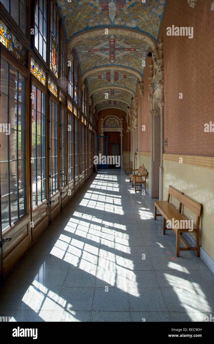 Couloir avec plafond peint, Hôpital de la Santa Creu i Sant Pau, l'architecte Luis Doménech y Montaner Banque D'Images