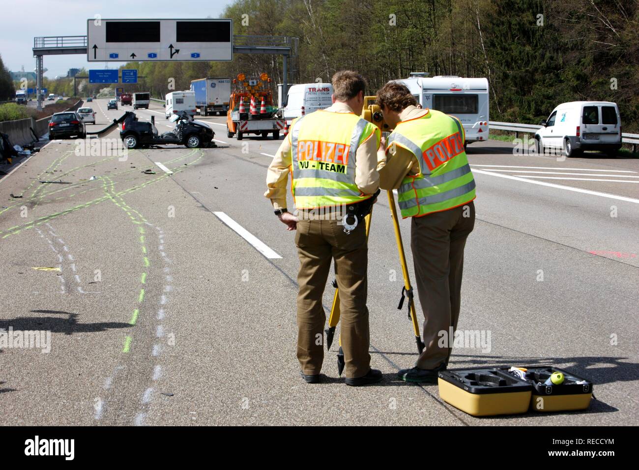 Accident de la circulation, 5 personnes blessées, par l'autoroute A1, à la jonction d'autoroute de Leverkusen, Rhénanie du Nord-Westphalie Banque D'Images