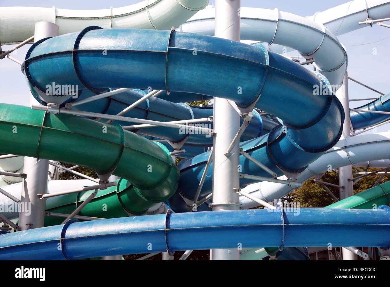Faites glisser l'eau dans les tubes d'un fun park et parc aquatique,  Scheveningen, Hollande, Pays-Bas, Europe Photo Stock - Alamy