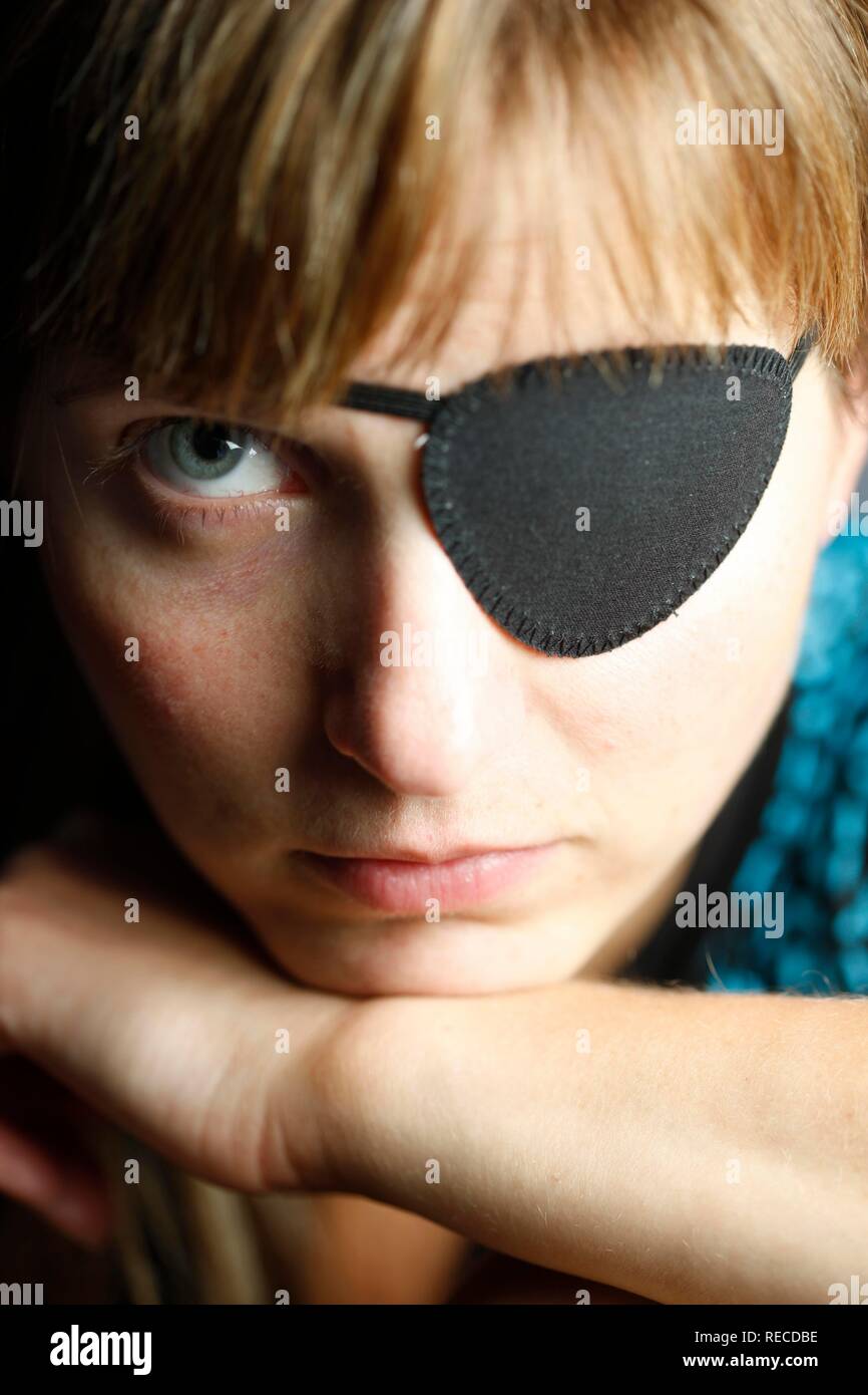 Jeune femme portant un cache-œil noir Banque D'Images