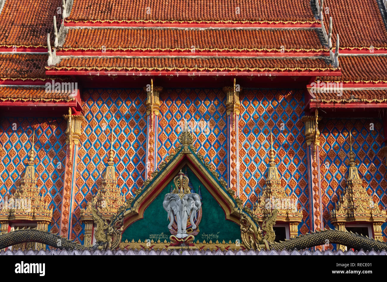 Vue sur le côté sud de Wat Phra Nang Sang, Thalang, Phuket, Thaïlande ; in early morning light Banque D'Images