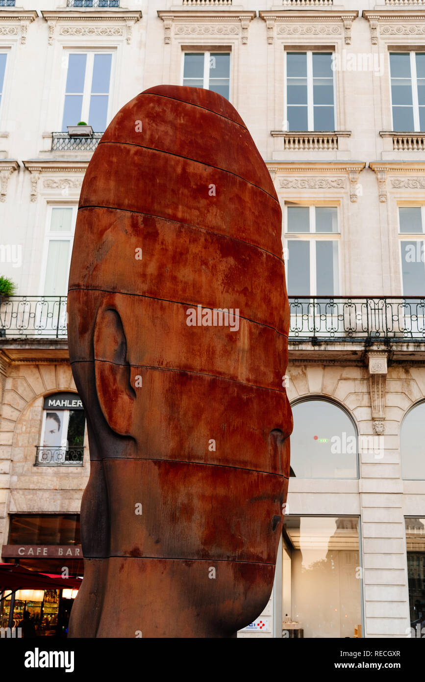 Bordeaux, France - Juillet 22, 2018 : Sanna sculpture de Jaume Plensa en place de la Comédie ou Place de la comédie au centre-ville de Bordeaux Banque D'Images
