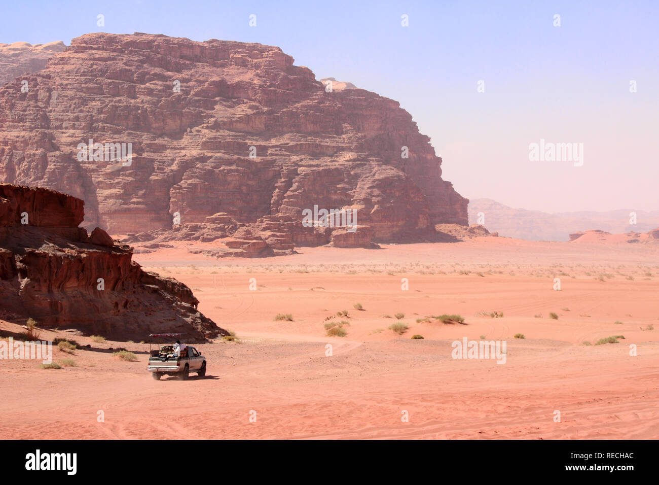 Safari en Jeep dans le désert de Wadi Rum, Jordanie, Moyen-Orient. Les touristes dans la voiture en dehors de la route sur le sable entre les rochers Banque D'Images