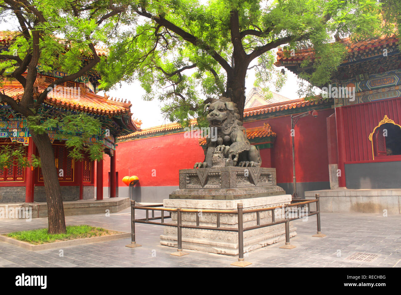Pavillons et ancienne statue de lion en bronze tuteur Yonghegong Lama Temple (Yonghe Temple, Temple du Lama), à Beijing, Chine Banque D'Images