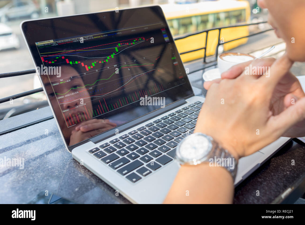 Les jeunes regardent des investisseurs le changement de stock market on laptop Banque D'Images