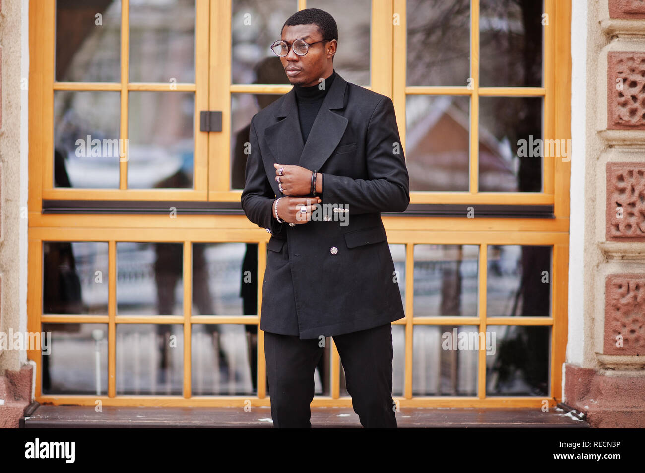 African American élégant monsieur en blouson noir élégant. À la mode riche  homme afro contre la fenêtre Photo Stock - Alamy