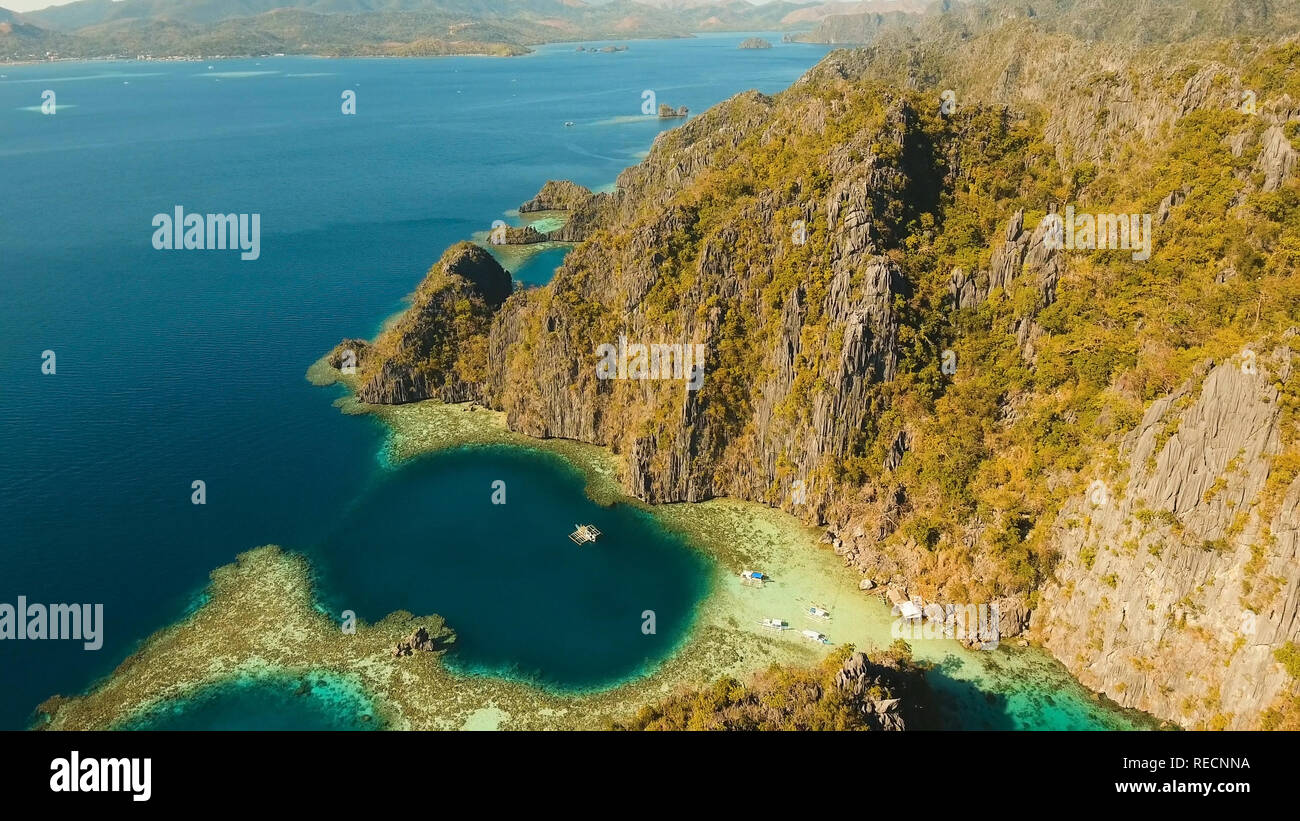 Chambre lits jumeaux avec vue aérienne du Lagon bleu azur, l'eau dans le milieu des petites îles et rochers. Plage, île tropicale, mer baie et le lagon, les montagnes avec des forêts, Palawan, Coron. Busuanga. Seascape, un paysage tropical. Aux Philippines. Concept de voyage Banque D'Images