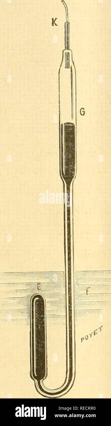 . Comptesrendusheb1301900acad. es naturelles. ( I589 ) Â" le cou|)le thermo-électrique, protégé par un tube de verre fermé :'je l'extrémité inférieure, also-plonge dans le bain d'azotate. Â" Dès que la tempé rature tempédépasse 3jo", la vapeur formée pousse le mer- cure, qui s'élève dans le réréservoir fixe mainlieut G. sur lem celte[)étempérature. sur¨amà nw par une pression convenable le niveau du mercure de l'ONU à repère tracé sur la grande branche, et l'on procà de¨aux mesures. Â"^t une méthode est précise el simple ; elle ne présente que quelques diffi- fie. 3.. cultes d'exécution que Banque D'Images