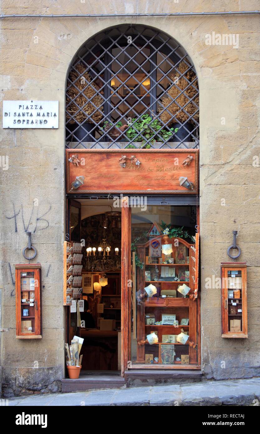 Boutique dans le centre historique de Florence, le Ponte Vecchio, Florence, Toscane, Italie, Europe Banque D'Images