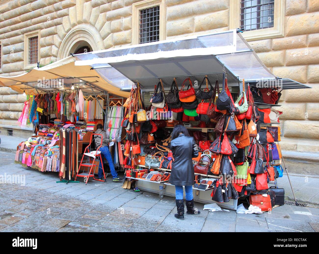 Décrochage du marché avec des produits en cuir florentin dans le centre historique de Florence, le Palazzo Vecchio, Florence, Toscane, Italie Banque D'Images
