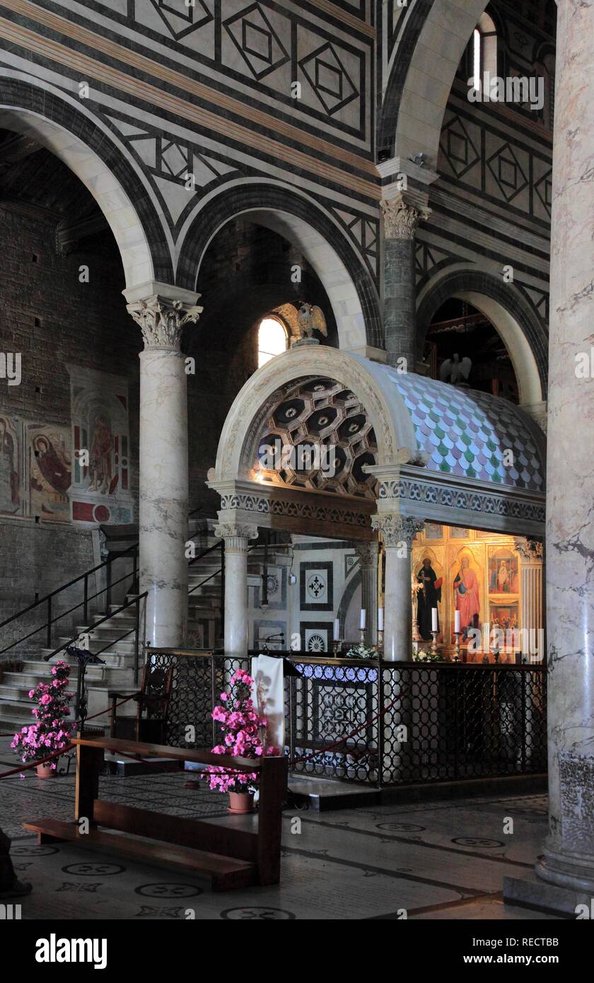 Fondation de l'église la plus ancienne de Florence, San Miato al Monte, ici le Tabernacle en marbre par Michelozzos dans le choeur, Firenze Banque D'Images