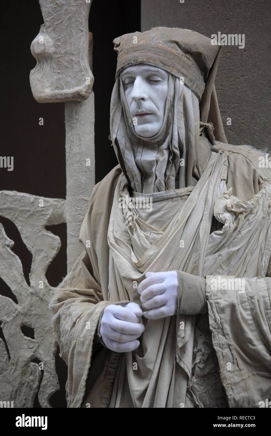 Artiste de rue, mime, à la Galleria degli Uffizi, Florence, Florence, Toscane, Italie, Europe Banque D'Images