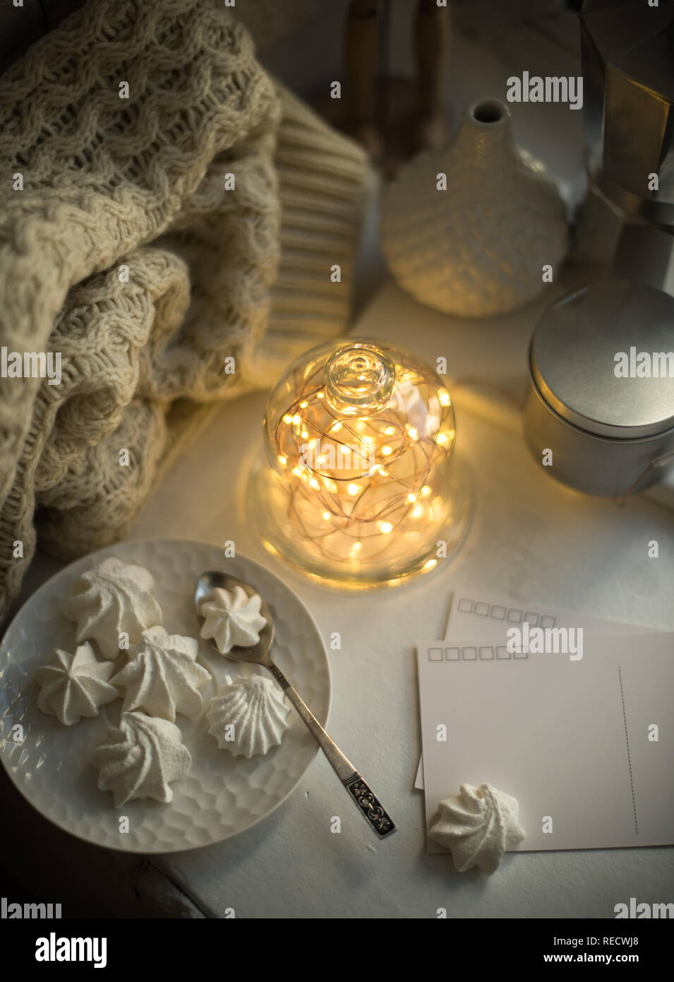 Intérieur style hiver douillet et chaleureux, décor string lights dans bell jar Banque D'Images