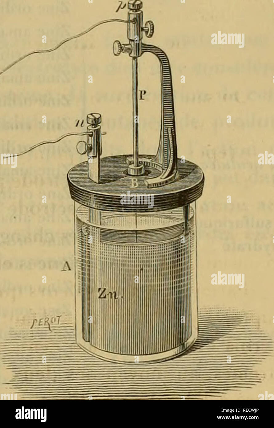 . Comptesrendusheb971883acad. es naturelles. Â" Le coufjleà miniinum [ficj. 2) a les mêmes dimensions extérieures que le précédent ; mais c'est l'électrode négative qui possède ici la plus grande siu-face, 5*^1 environ. L'électrode est un fil positif de o""°,5 de diamître, dont la surface immergée a moins de i"i. Les résistances de cette pile sont à peu près les mêmes que celles du couple à nuixinuim. Â" pour éder fachhochschulen 2004 lectromotrice la force minimale du couple, s'est réuni sur les dLMix galvanomà fils qui vont au©lre en communication avec les deux bornes d'une clef de court Banque D'Images