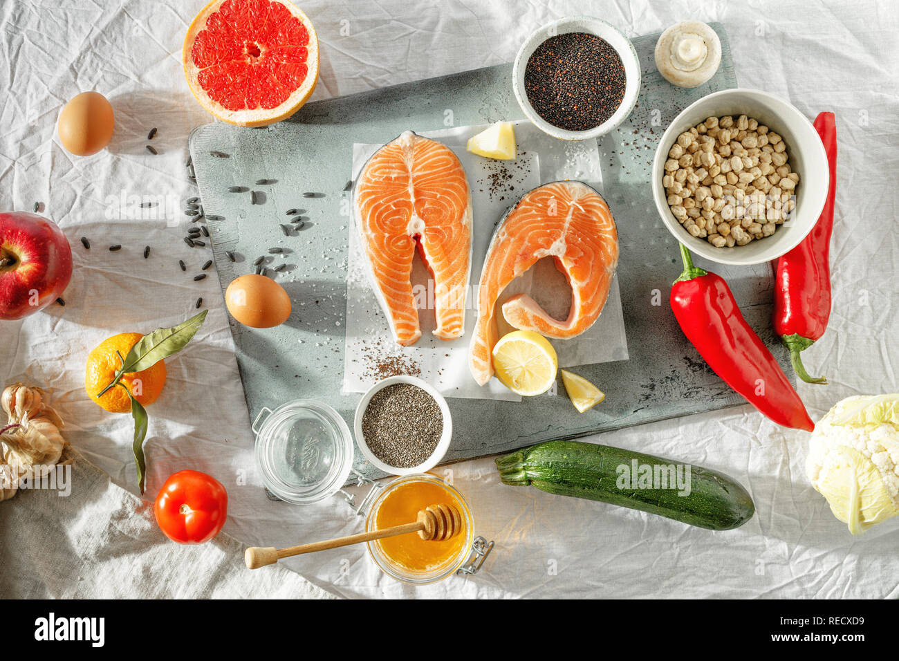 Ensemble de produits pour la préparation des choix alimentaires (céréales, graines, poisson, légumes et fruits) vue d'en haut. Mise à plat Banque D'Images