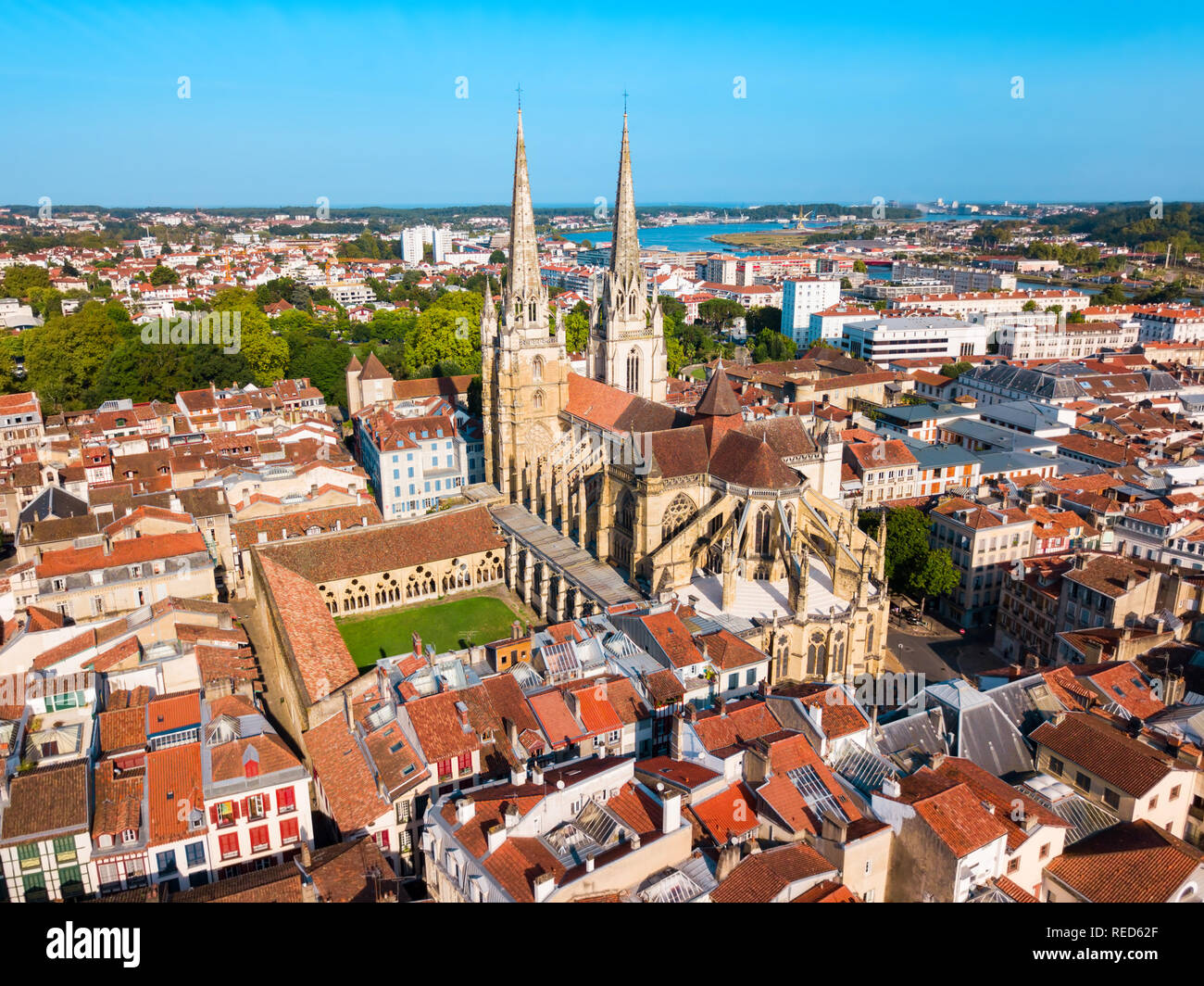 La Cathédrale de Saint Mary ou Notre Dame de Bayonne vue panoramique aérienne, église catholique romaine dans la ville de Bayonne en France Banque D'Images