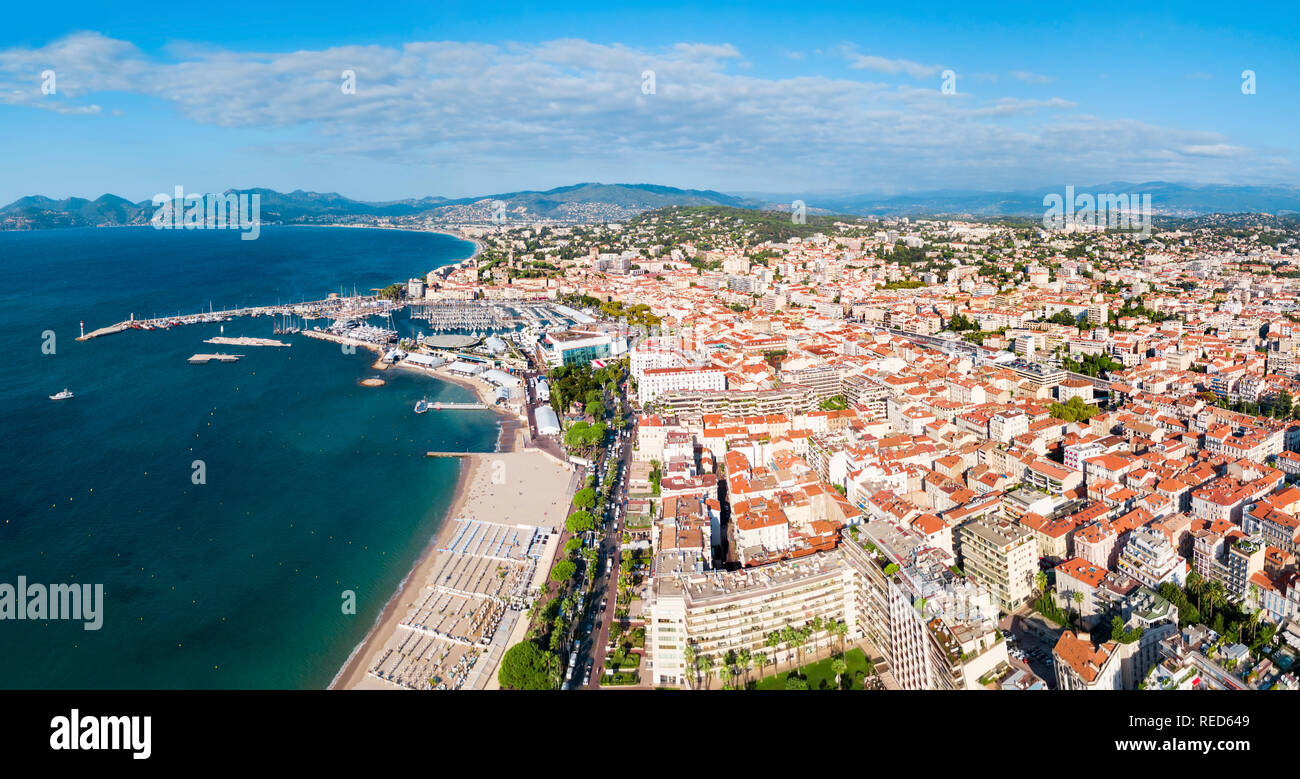 Plage de Cannes vue panoramique aérienne. Cannes est une ville située sur la côte d'Azur ou Côte d'Azur en France. Banque D'Images