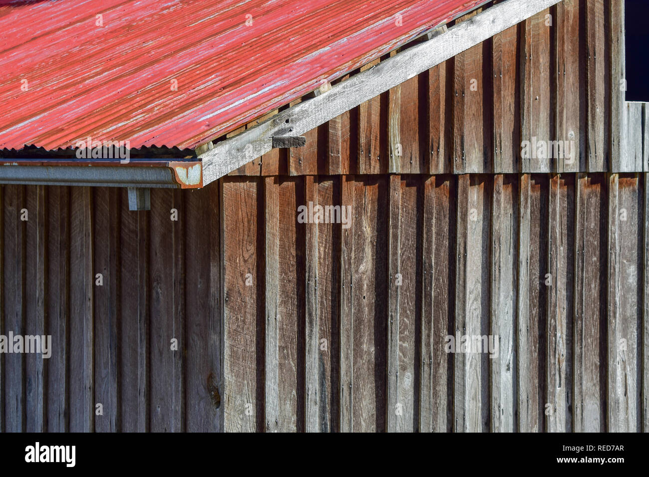 Toit de tôle rouge sur une grange, close-up view Banque D'Images