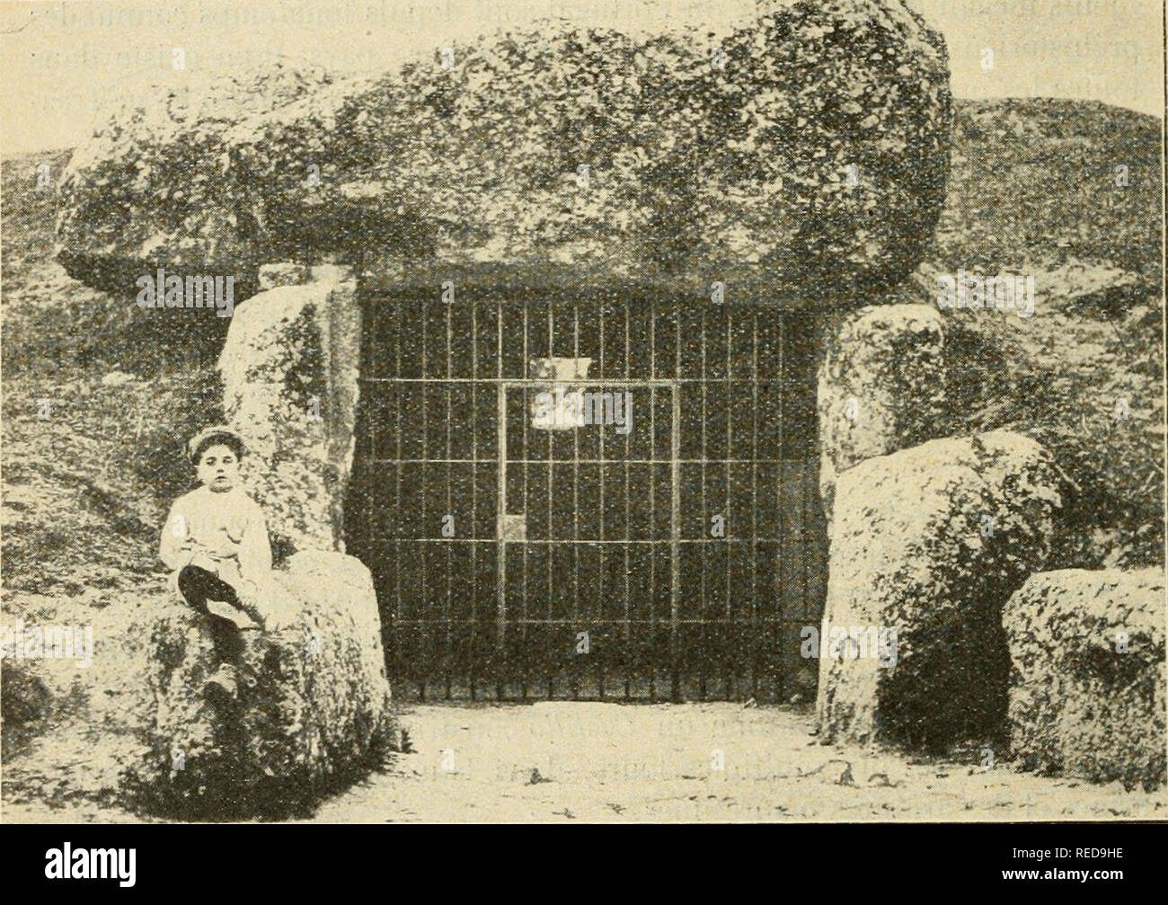 . Compte rendu. La science ; la science -- Congrès. 476 ANTHROPOLOGIE Le dolmen d"une Anteqiiera été visité dès 1842 par Don RafaÃ"l Mitjana y Ardison, architecte à Malaga, qui fut le premier à le signaler à l'attention des archéologues dans un mérhoire paru cinq ans après (1). Depuis cette époque, il a été souvent cité et décrit. Les publications en différentes langues dans lesquelles il en est question sont malheureuse- ment, pour la plupart, IVeuvre d'auteurs ne payant pas vu ou ne l'ayant que examiné d'une manière assez superficielle. Also les renseignements qu'elles fournis Banque D'Images