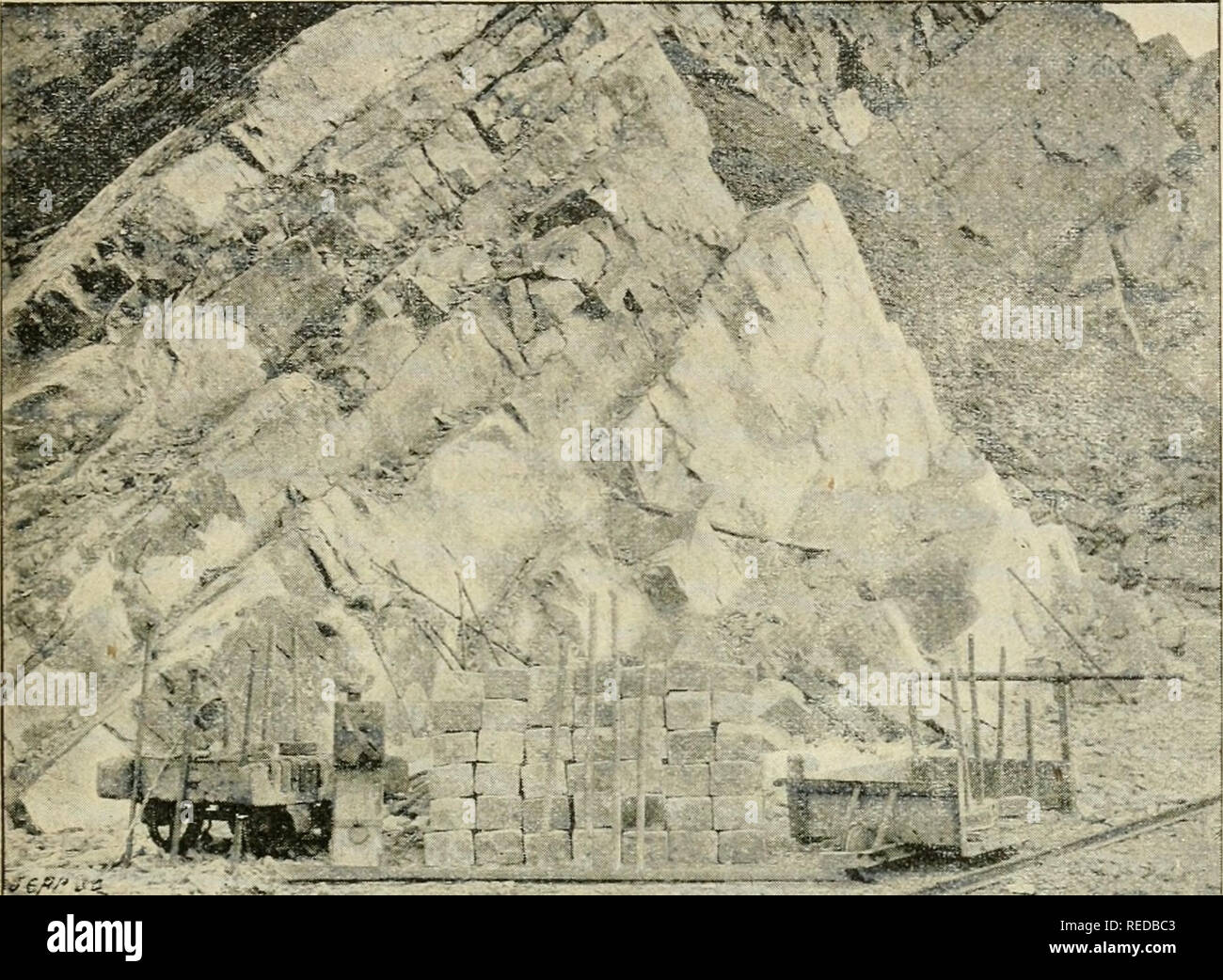 . Compte rendu. La science ; la science -- Congrès. PRIEUR. Â Sur l'industrie DES CARRIÃRES 231 AussitÃ't que la carriÃ¨re est ouverte. il faut se prÃ©occuper d'ins- taller les voies, les appareils de manutention, les quais d'embarque- ment : d'oÃ¹ la nÃ©cessitÃ© d'acheter au plus vite le matÃ©riel et l'outil- lage.. ..^^- : r&gt ; -  FiG. 2. "Le matÃ©riel monorail. Les dÃ©penses qui composent le Â" Premier etablissement Â" sont considÃ©rables ; pour n'en citer qu'un exemple, nous avons relevÃ© sur le l)ilan d'une SociÃ©tÃ© exploitant sept grandes carriÃ¨res et quelques petites que la valeur, en 19 Banque D'Images