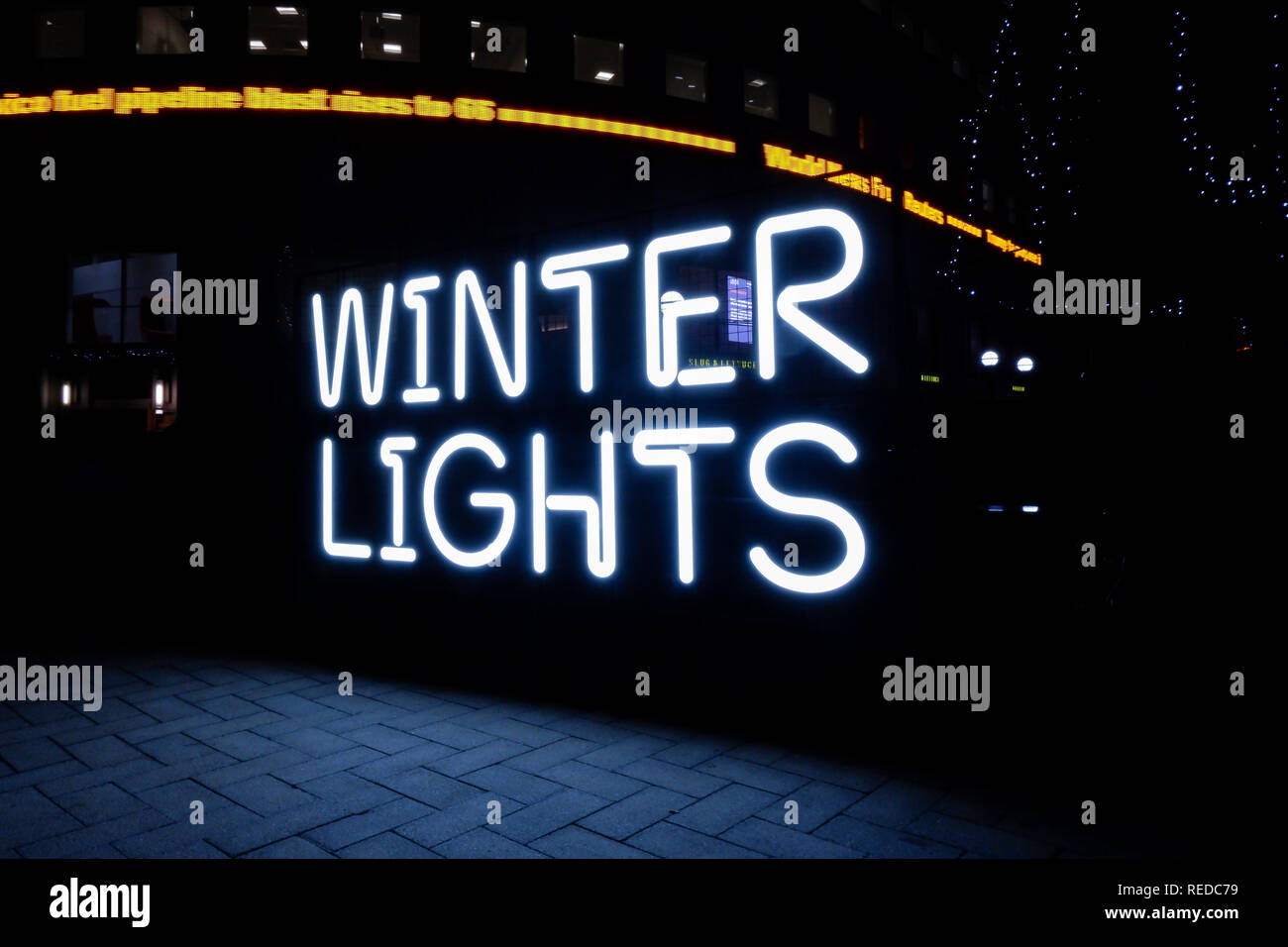 Londres, Angleterre - Janvier 2019 : Neon Sign at Winter Lights Festival 2019. Installations interactives à Canary Wharf Banque D'Images