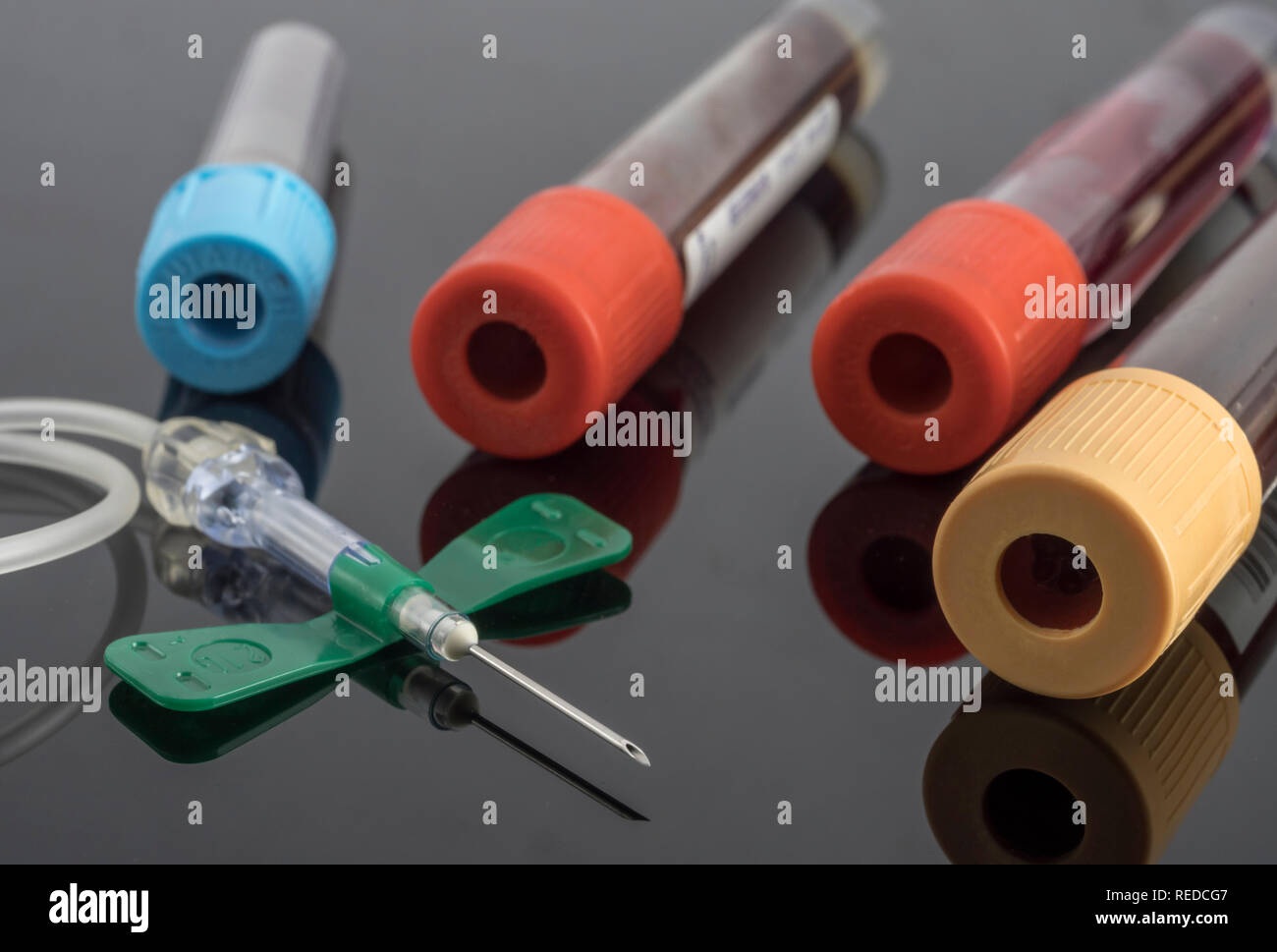 Plusieurs échantillons de sang avec une aiguille, conceptual image Banque D'Images