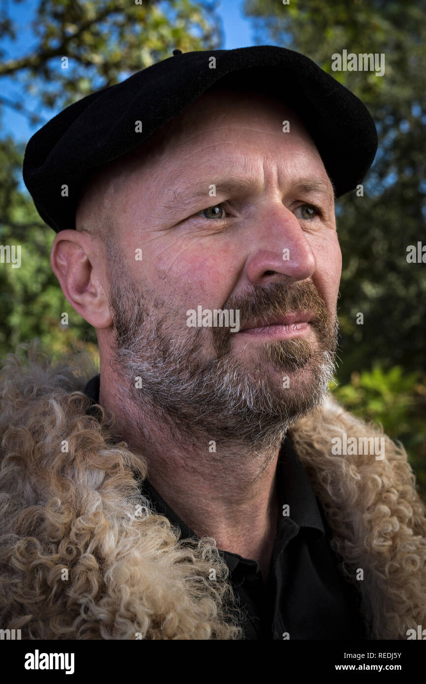 Portrait d'un berger dans son vêtements traditionnels et portant un béret basque (sud-ouest de la France). Portrait d'un berger en tenue traditionnelle. Banque D'Images