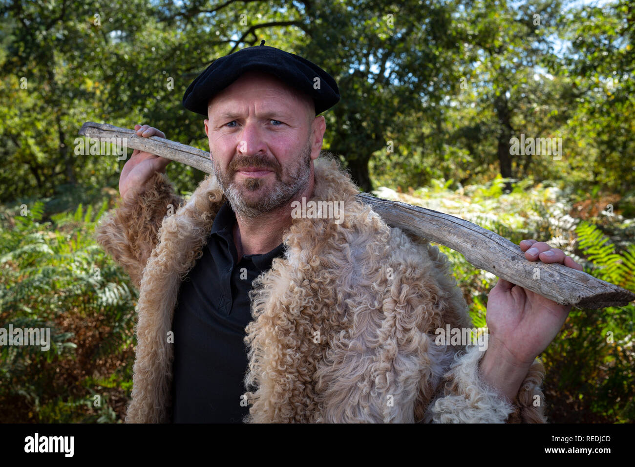 Portrait d'un berger dans son vêtements traditionnels et portant un béret basque (sud-ouest de la France). Portrait d'un berger en tenue traditionnelle. Banque D'Images