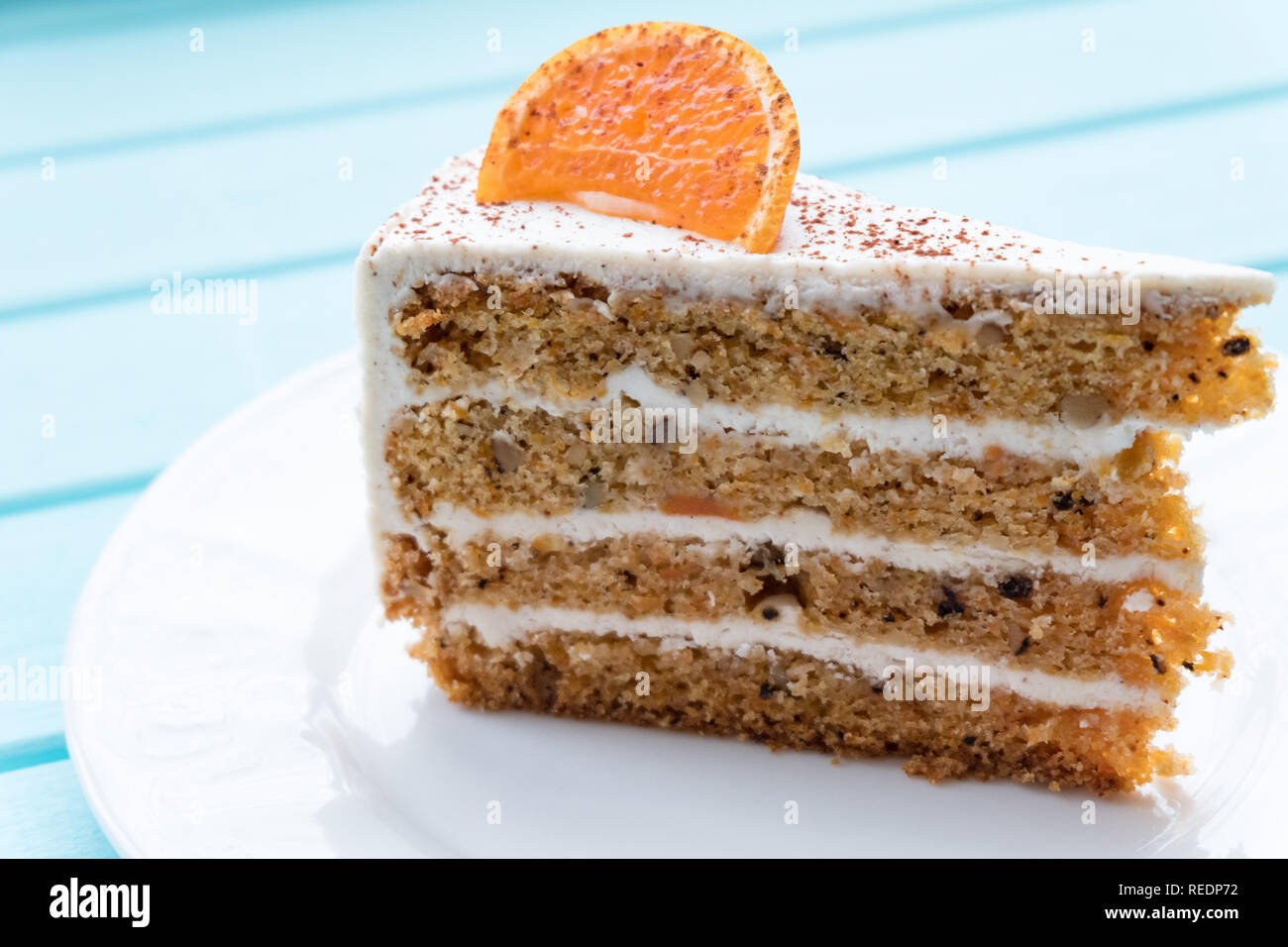 Un délicieux morceau de gâteau de carotte sur une plaque Banque D'Images