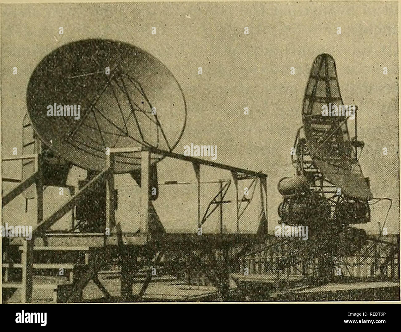 . Compendium de la météorologie. La météorologie. L'OBSERVATION RADAR STORM 1267 / où est un facteur sans dimension qui dépend de la conception et l'efficacité de l'antenne et parabole (habituellement environ 0,6 ou 0,7).. Fig. 1.-antenne paraboles de deux des radars utilisés par le M.I.T. La recherche de radars météorologiques. Le réflecteur parabolique à gauche forme un faisceau conique de section circulaire. L'une à droite (AN/TPS-lOA) forme une "queue de castor" de la section transversale du faisceau elliptique verticale 0,7° et 2° à l'horizontale. Les deux radars ont une longueur d'onde d'environ 3 cm. (Le M.I.T. Radar météo recherche.) Banque D'Images