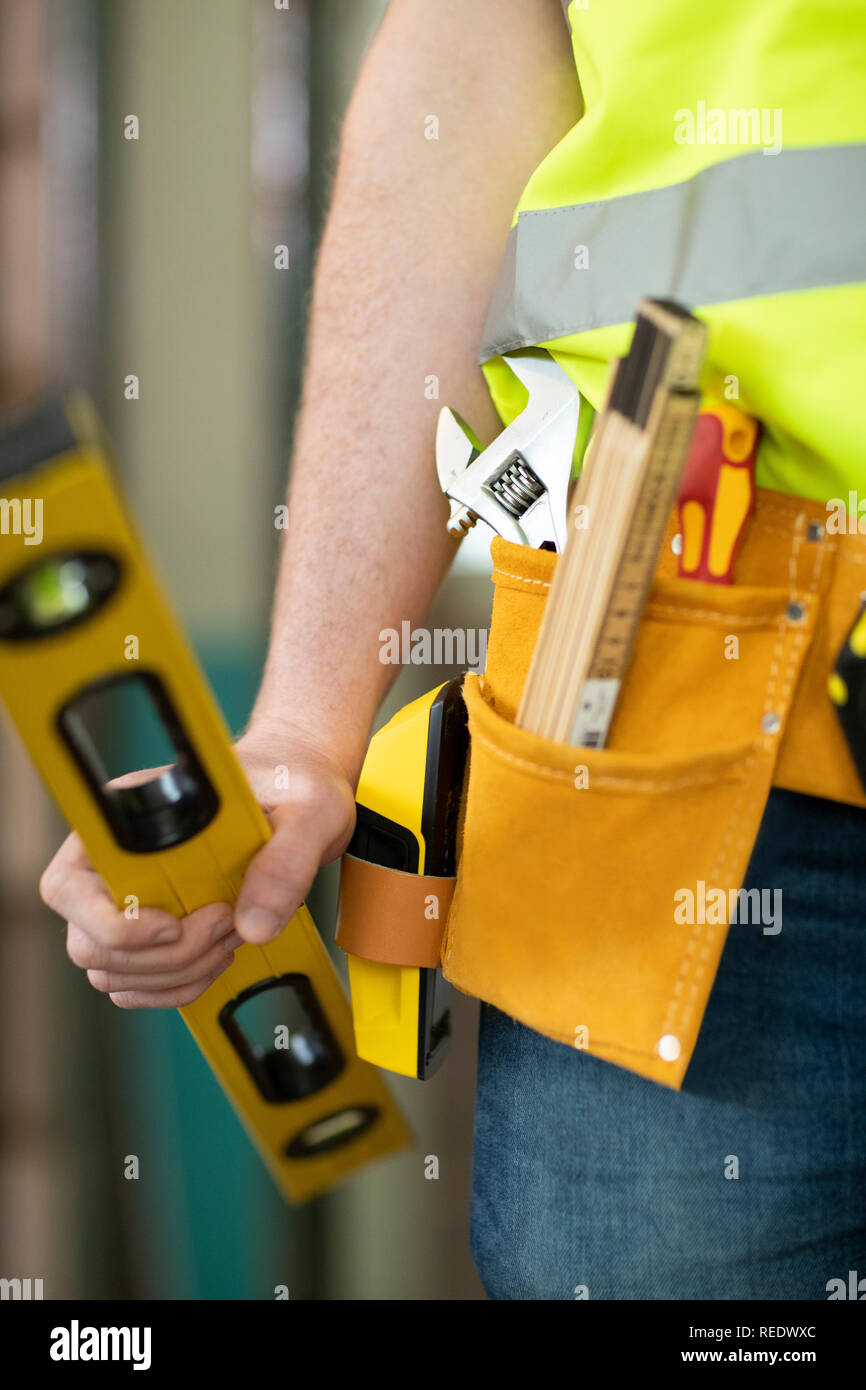 Détail de l'Ouvrier de la construction sur chantier Wearing Tool Belt Banque D'Images