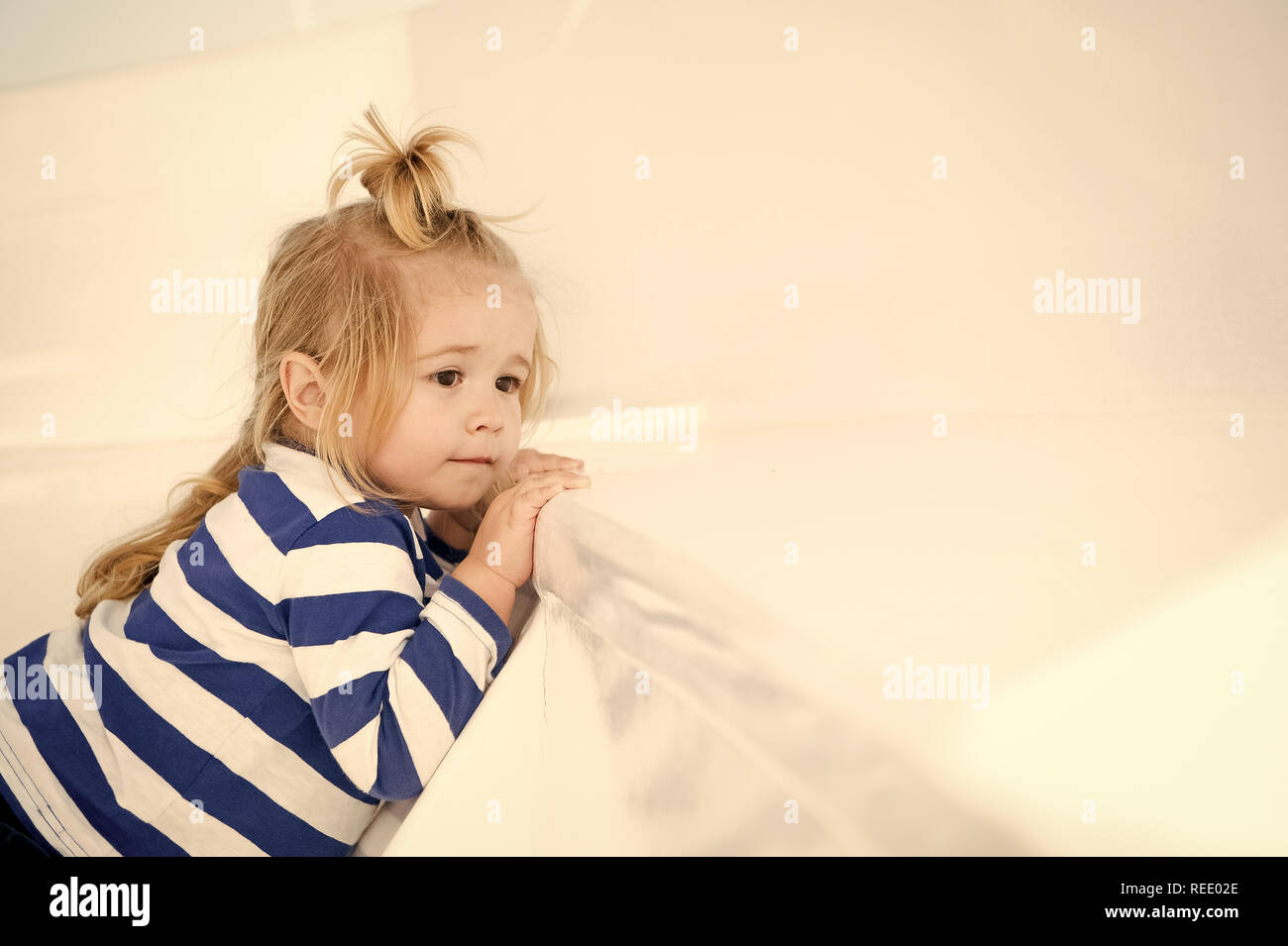 Petit Garcon A La Mode Bebe Enfant Mignon Ou Modele En Deshabille Chemise Marine Elegant Et Cheveux Blonds Sur Location Sur Fond Blanc Copie Espace Nautique Fashion Kid Photo Stock Alamy