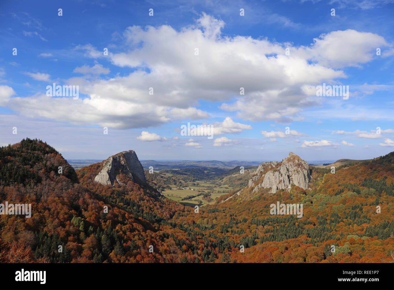 Paysage volcanique dans le Puy-de-Dôme Auvergne France. Tuilière et Sanadoire. Monts du Sancy, les Monts Dore. Banque D'Images