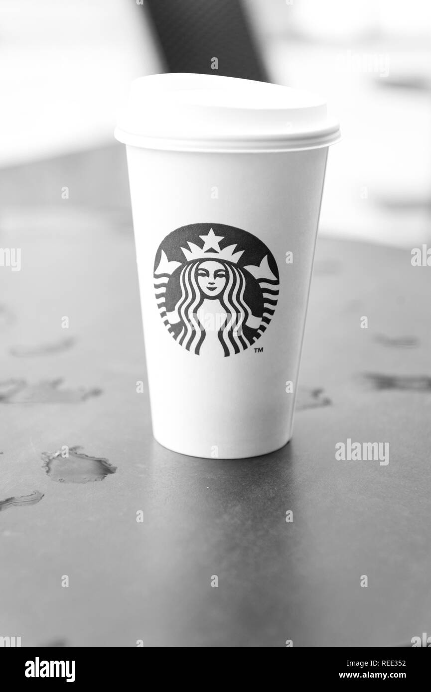 Hambourg, Germany-May 31,2017 : un grand café Starbucks Starbucks coffee shop. Starbucks est la plus grande maison du café avec plus de 20 000 magasins dans 61 pays. Banque D'Images
