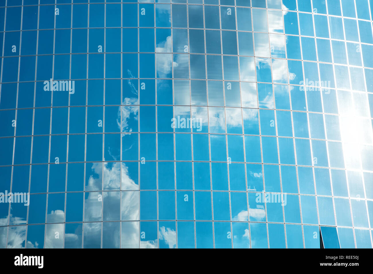 Nuages reflétée sur façade en verre mur du bâtiment. Ciel nuageux Ciel bleu reflet dans windows. L'architecture moderne en verre. Architecture. la structure et le design. Le développement et l'avenir. Banque D'Images