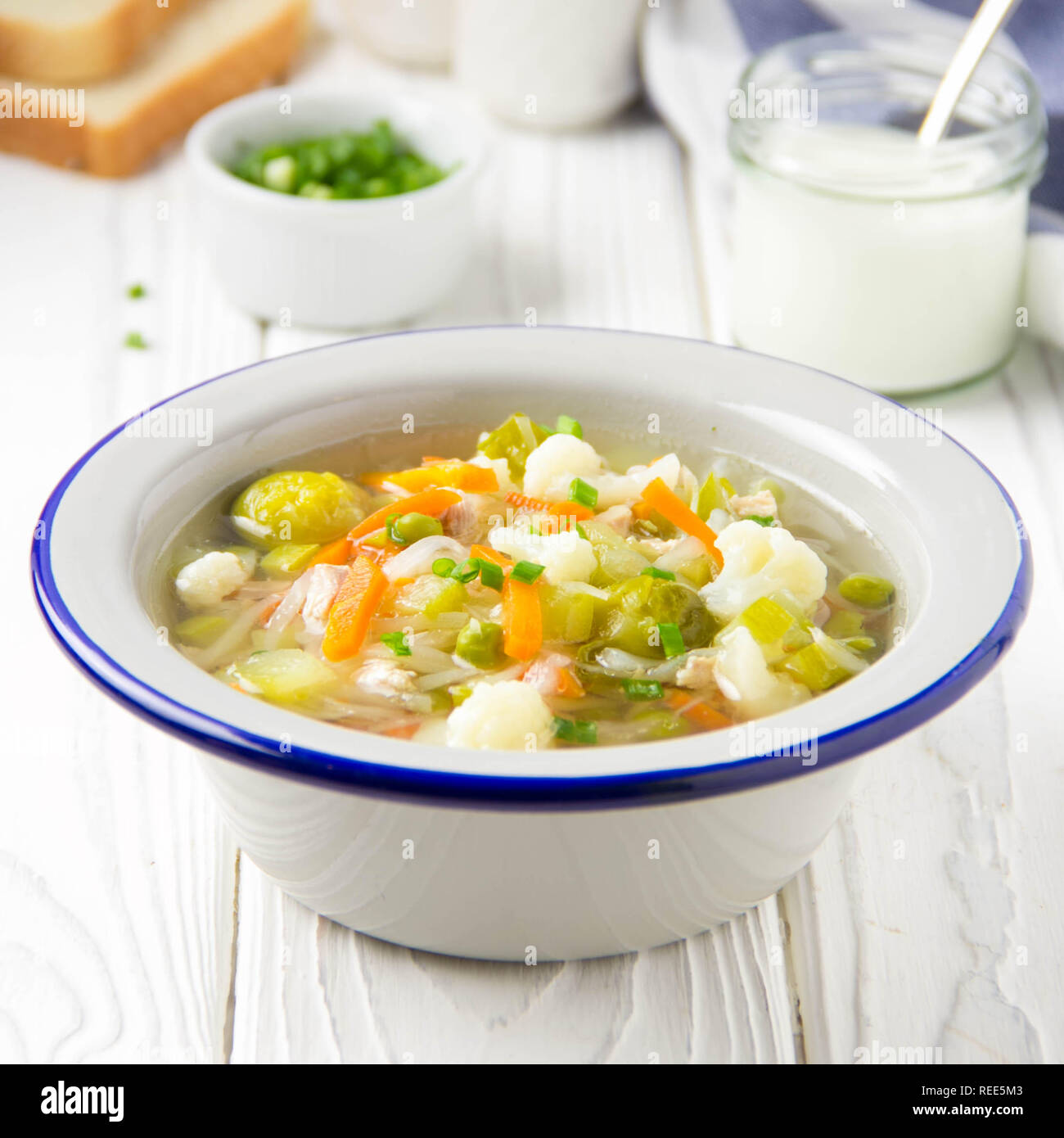 Soupe de légumes avec le chou-fleur, choux de Bruxelles, choux blanc, carottes et pois verts. De délicieux repas santé, le ressort de la nourriture, pour les végétariens et ch Banque D'Images