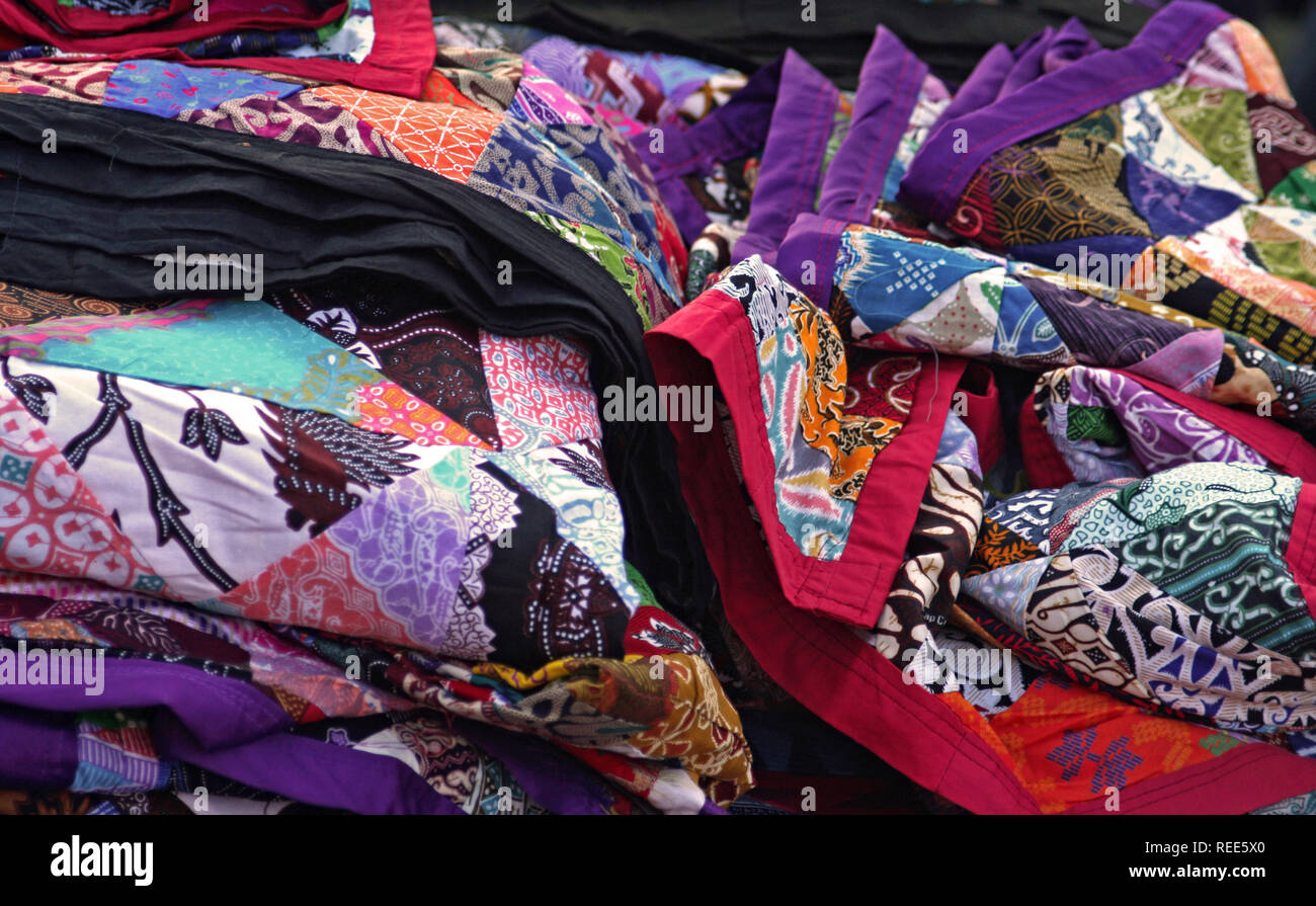 Des motifs africains colorés, de la pile de textiles Banque D'Images