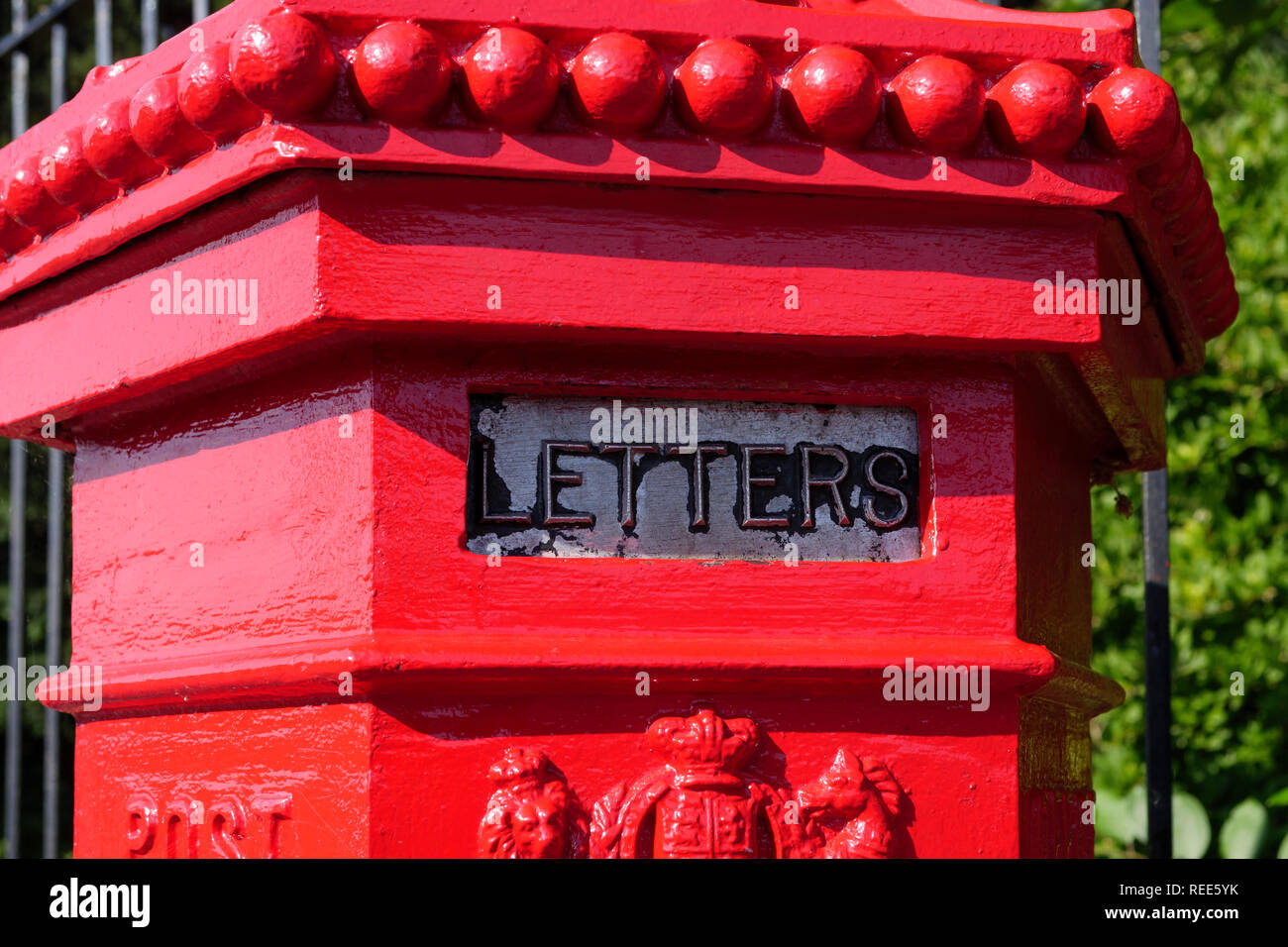 Ancien style victorien letter box Banque D'Images