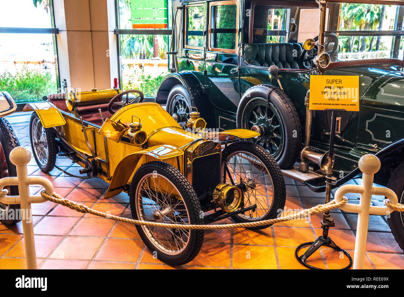FONTVIEILLE, MONACO - Juin 2017 : SUPER CYCLEAR jaune 1911 à Monaco Top Cars Collection Museum. Banque D'Images