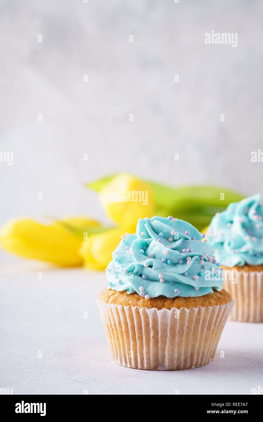 Cupcakes A La Vanille Avec Glacage Bleu Et Jaune Fleurs Dans L Arriere Plan La Fete Des Meres D Anniversaire Ou Un Dessert Photo Stock Alamy